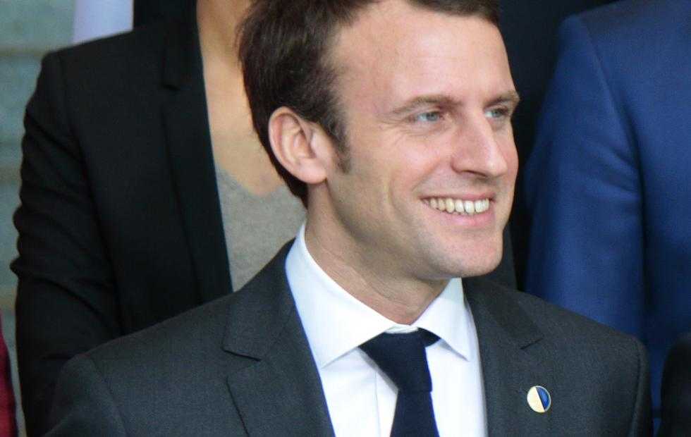 Президентский розыгрыш. Бюст президента Франции. Фотография президента Макрон. Петра Джонсон.